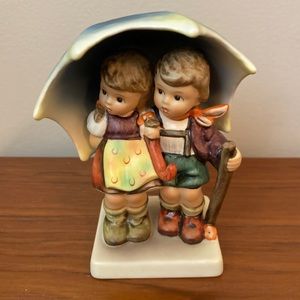 ☘️Signed GOEBEL “Stormy Weather” Hummel Figurine 1984